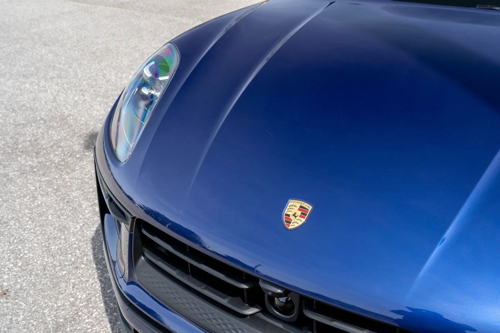 New 2026 Gentian Blue Metallic Porsche Base image 19