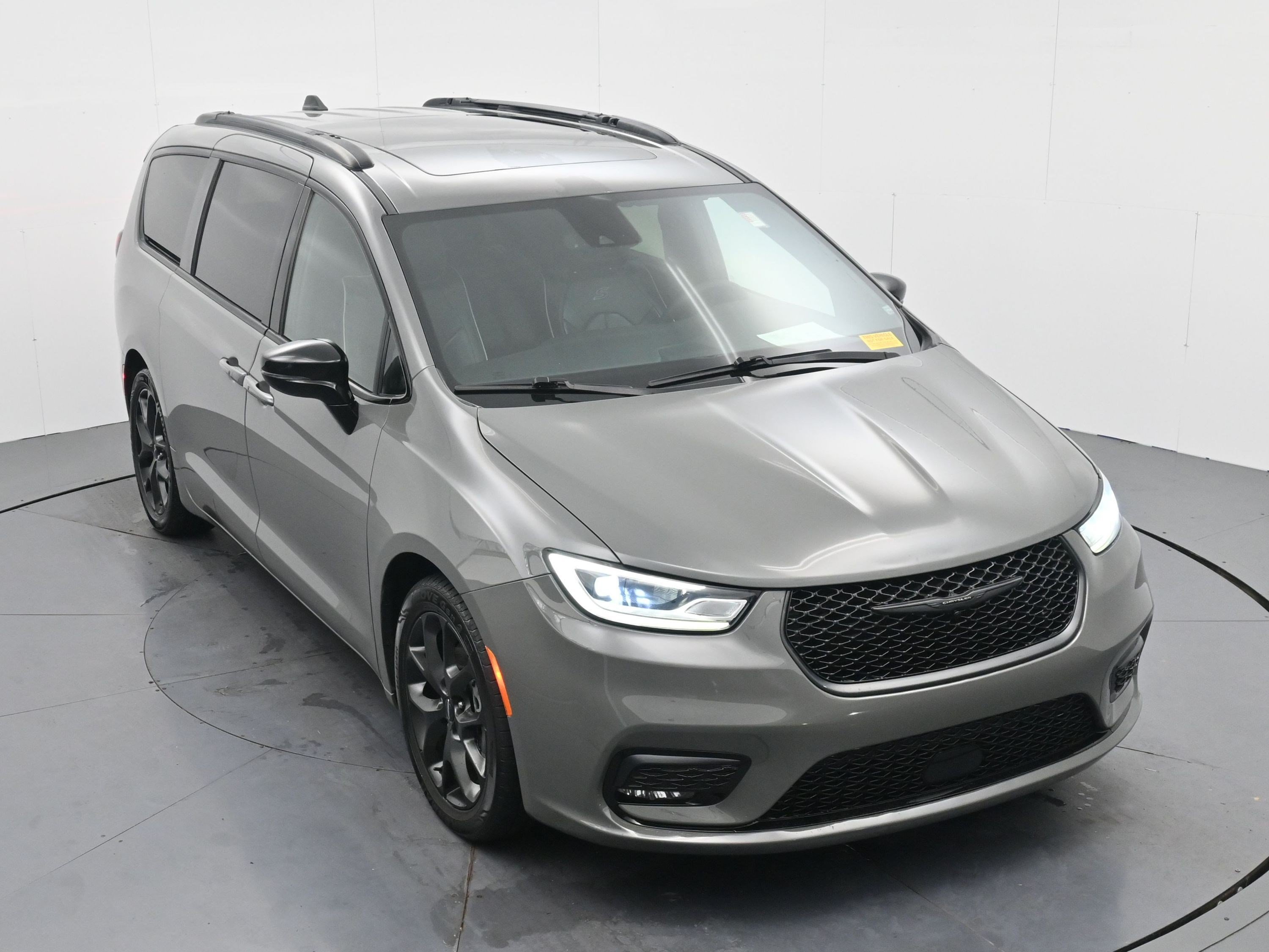 Used 2025 Ceramic Gray Clearcoat Chrysler Limited image 19