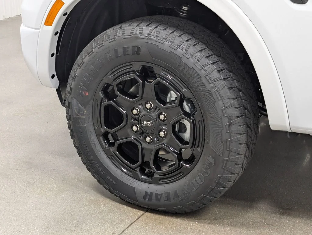 New 2026 Oxford White Ford XLT image 2