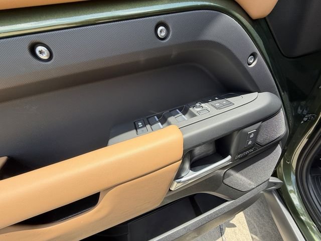 New 2026 Woolstone Green Land Rover X-Dynamic SE image 11