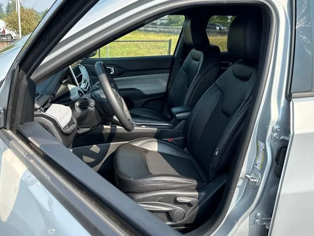 Used 2024 Silver Zynith Metallic Clearcoat Jeep Latitude image 13
