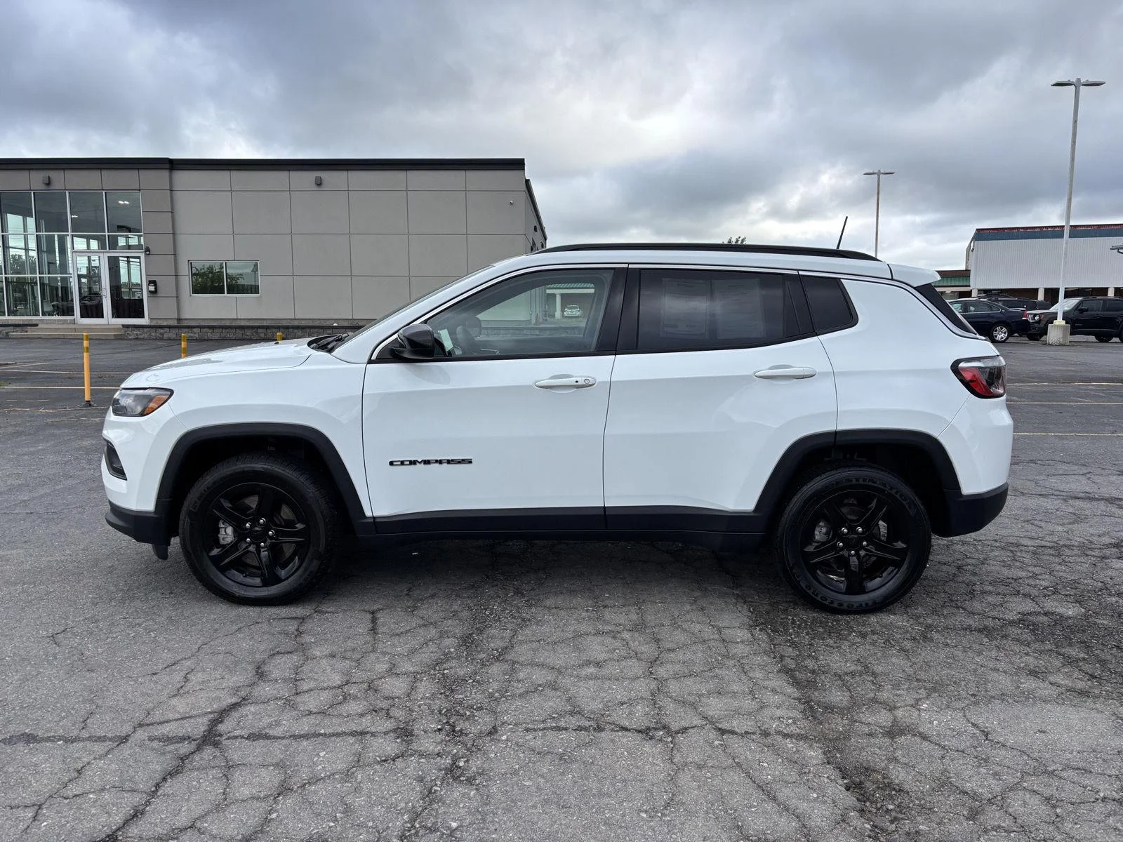 Used 2023 Bright White Clearcoat Jeep Latitude image 4