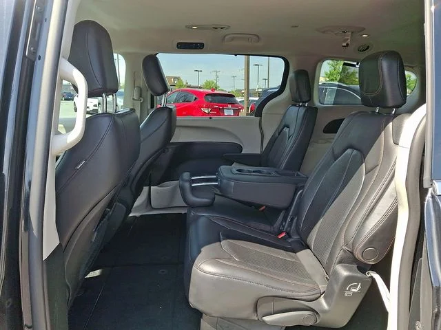 Used 2020 Brilliant Black Crystal Pearlcoat Chrysler Touring L image 10