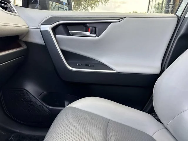 Used 2019  Toyota Limited image 29