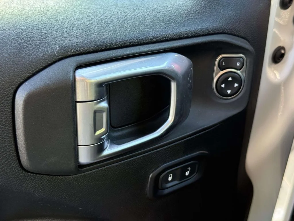 Used 2023 White Jeep Rubicon image 33