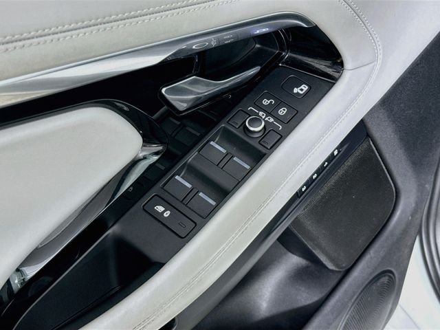 Used 2020  Land Rover R-Dynamic HSE image 18