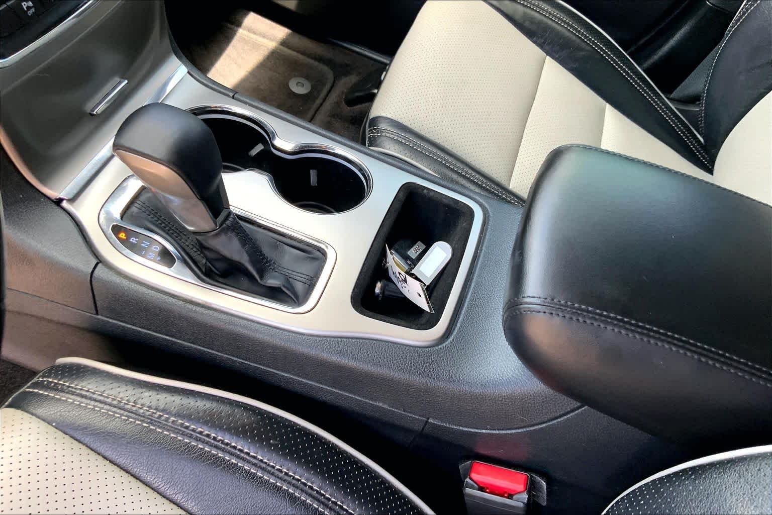 Used 2018 Diamond Black Crystal Pearlcoat Jeep Laredo image 16