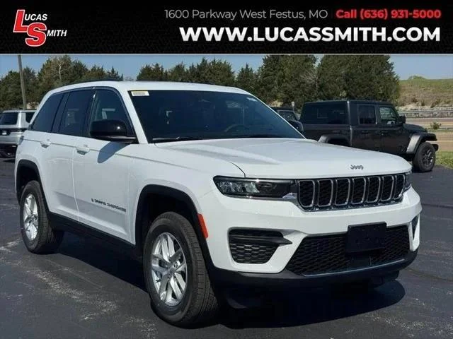 New 2026 Bright White Clear-Coat Exterior Paint Jeep Laredo X image 1