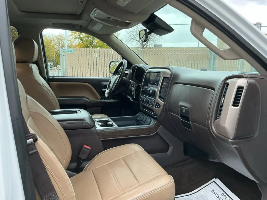 Used 2017 WHITE FROST TRICOAT GMC Denali image 31