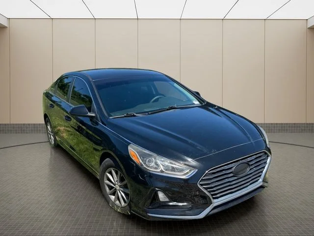Used 2018 Black Hyundai SE image 8