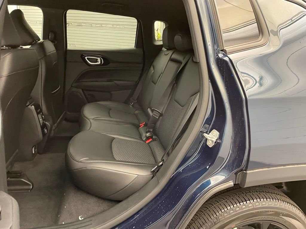 New 2026 Fathom Blue Pearl-Coat Exterior Paint Jeep Latitude image 15