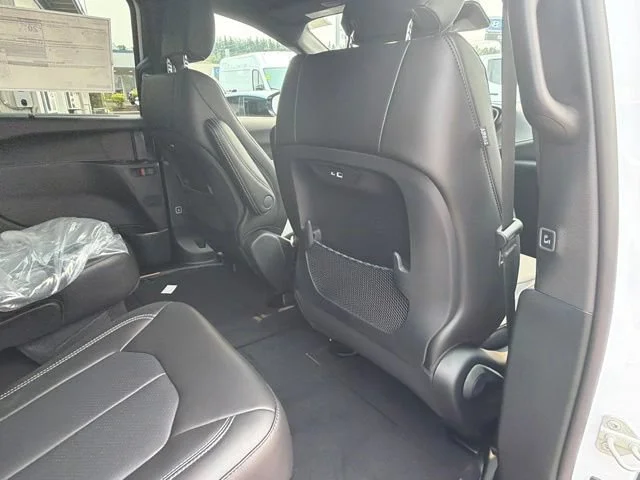 New 2027 Bright White Clearcoat Chrysler Select image 12