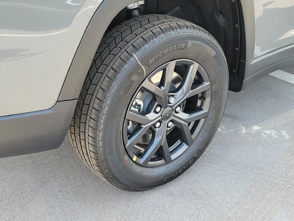 New 2027 Gray Jeep Laredo Altitude image 4
