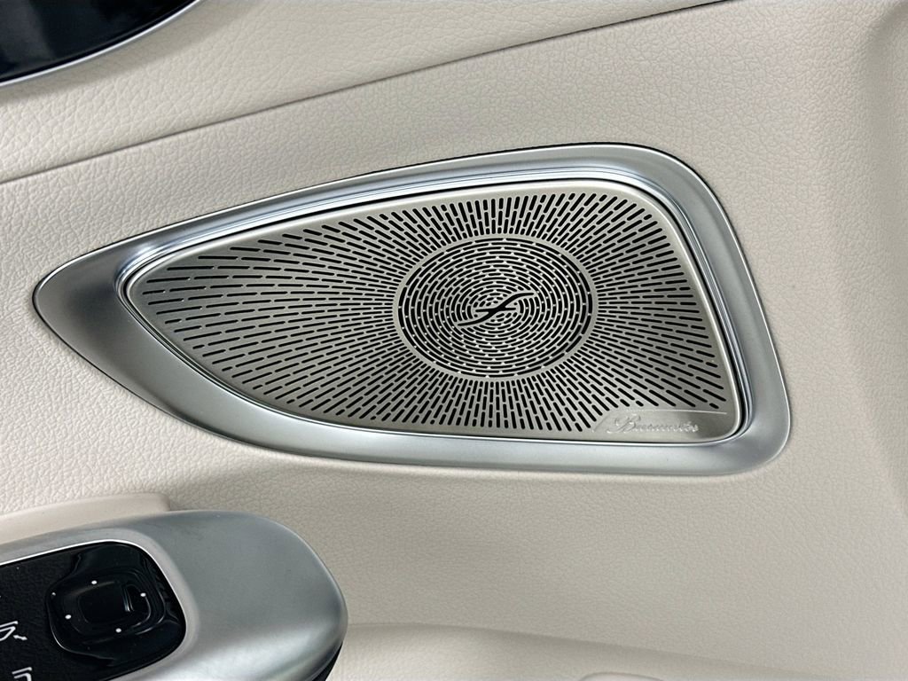 New 2026 MANUFAKTUR Moonlight White Metallic Mercedes-Benz C 300 image 53
