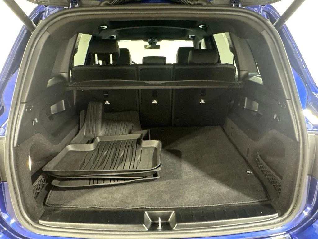 Used 2023 Galaxy Blue Metallic Mercedes-Benz GLB 250 image 29