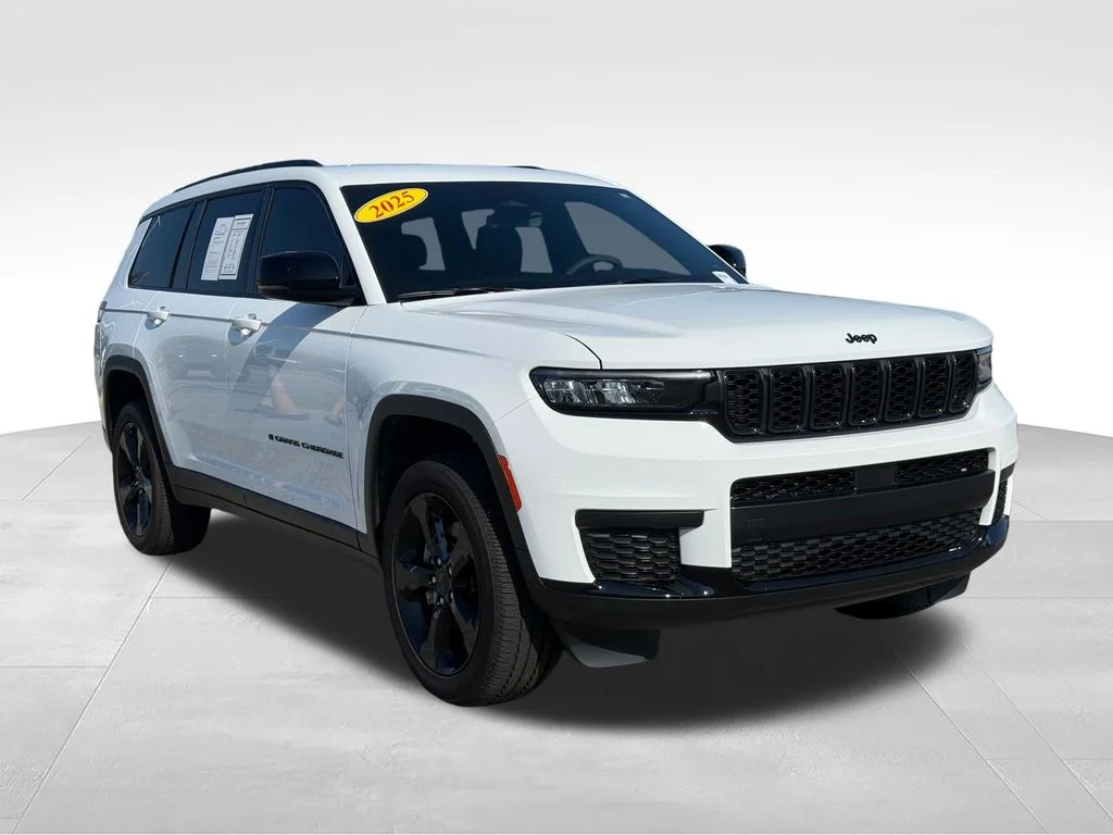 Used 2025 White Jeep Altitude image 31