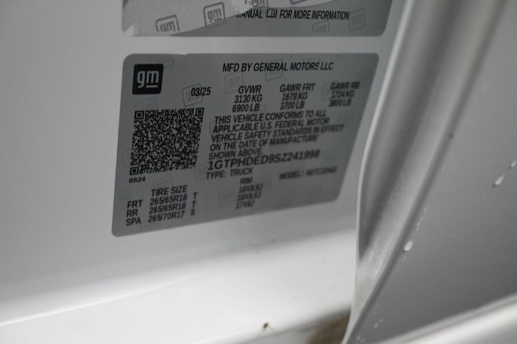 Used 2025 White GMC SLT image 18