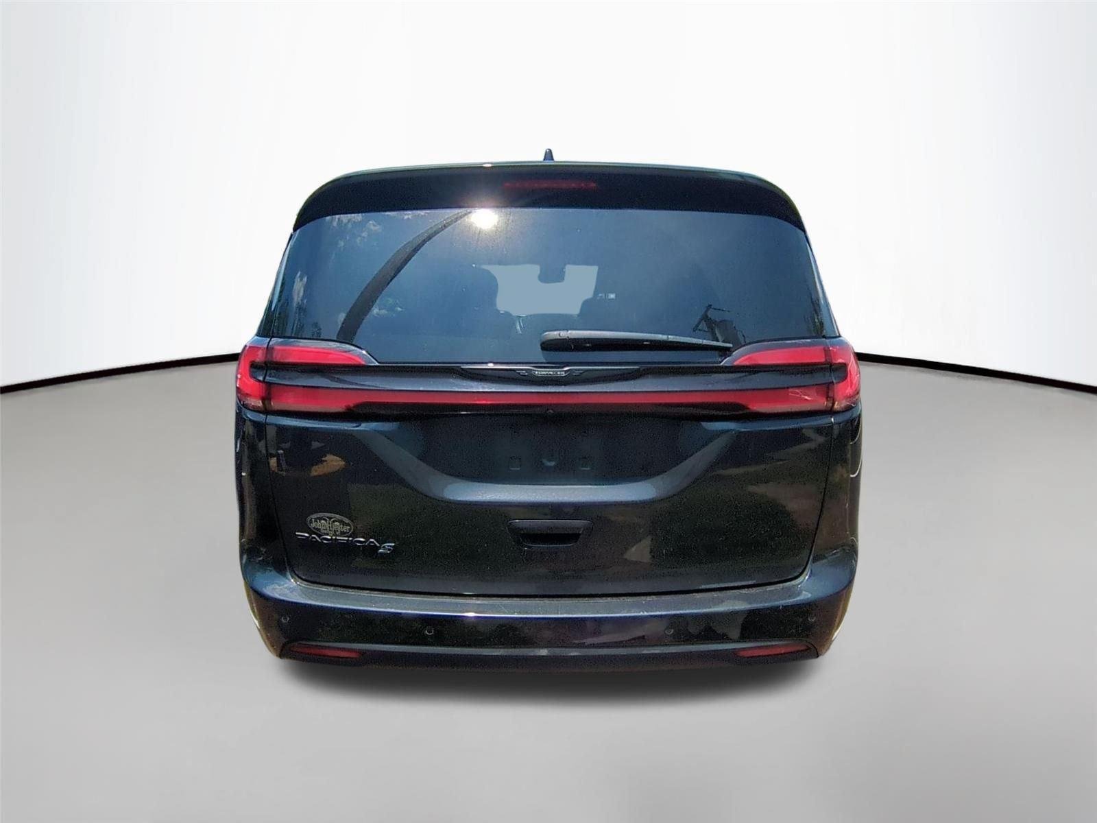 Used 2021 Brilliant Black Crystal Pearlcoat Chrysler Touring L image 5