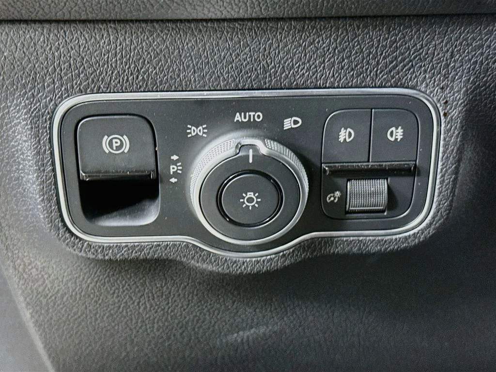 Used 2025 White Mercedes-Benz GLB 250 image 10