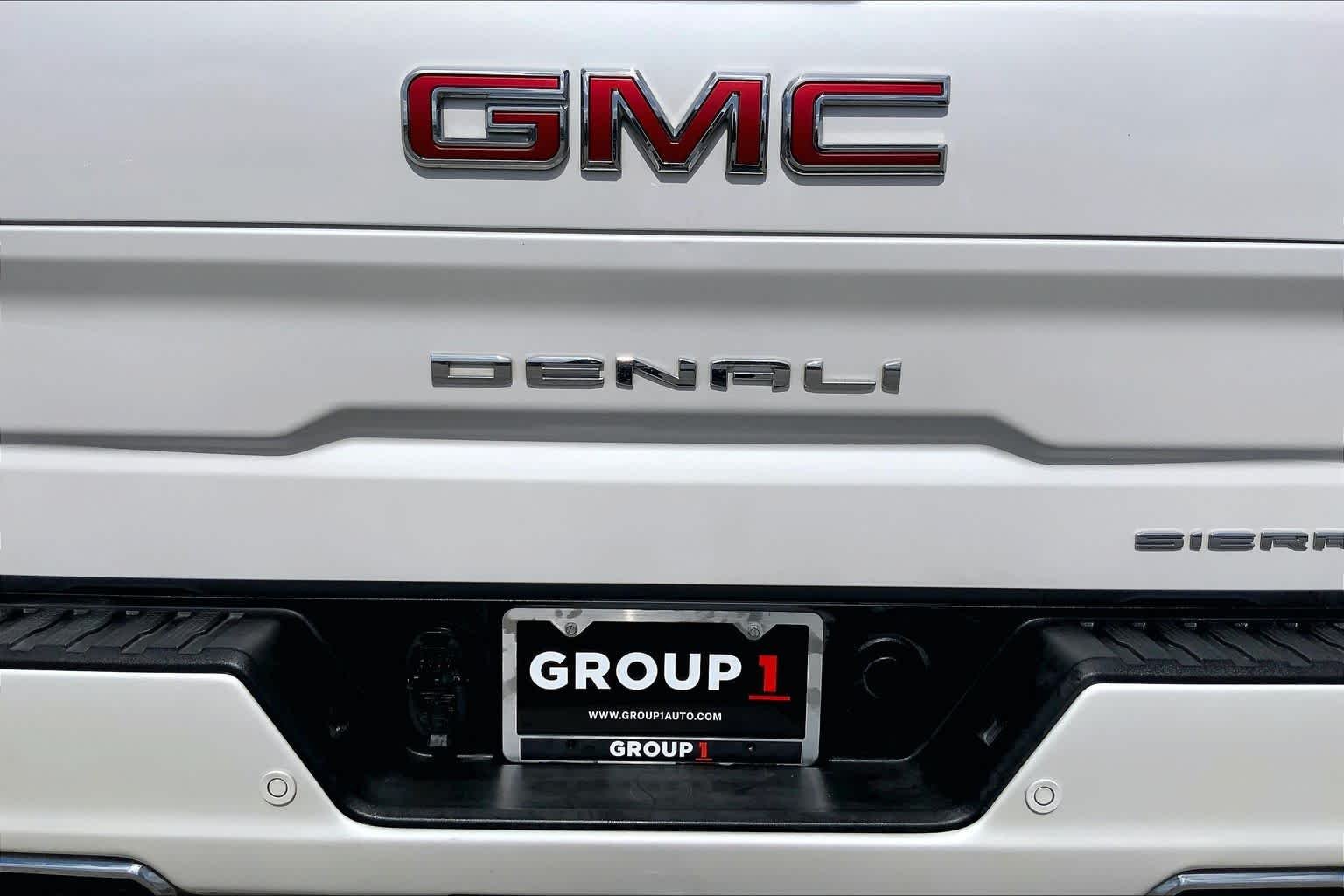 Used 2021 White Frost Tricoat GMC Denali image 10