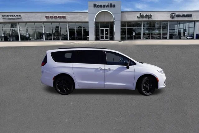 New 2026 Bright White Clear-Coat Exterior Paint Chrysler Limited image 3
