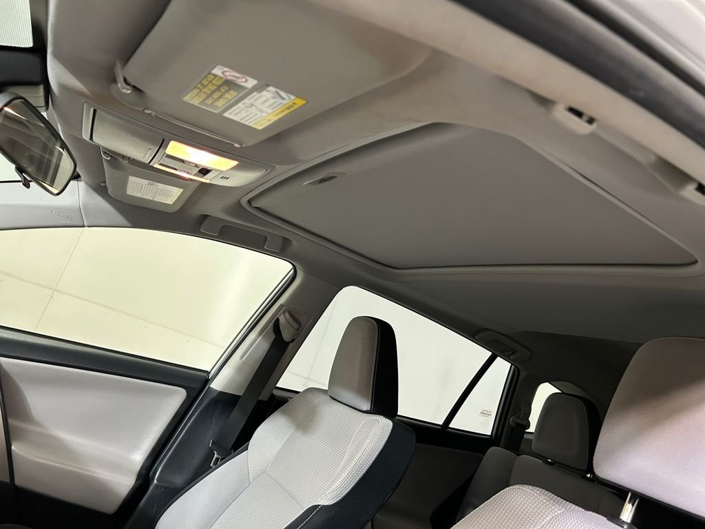 Used 2018 Silver Toyota XLE image 24