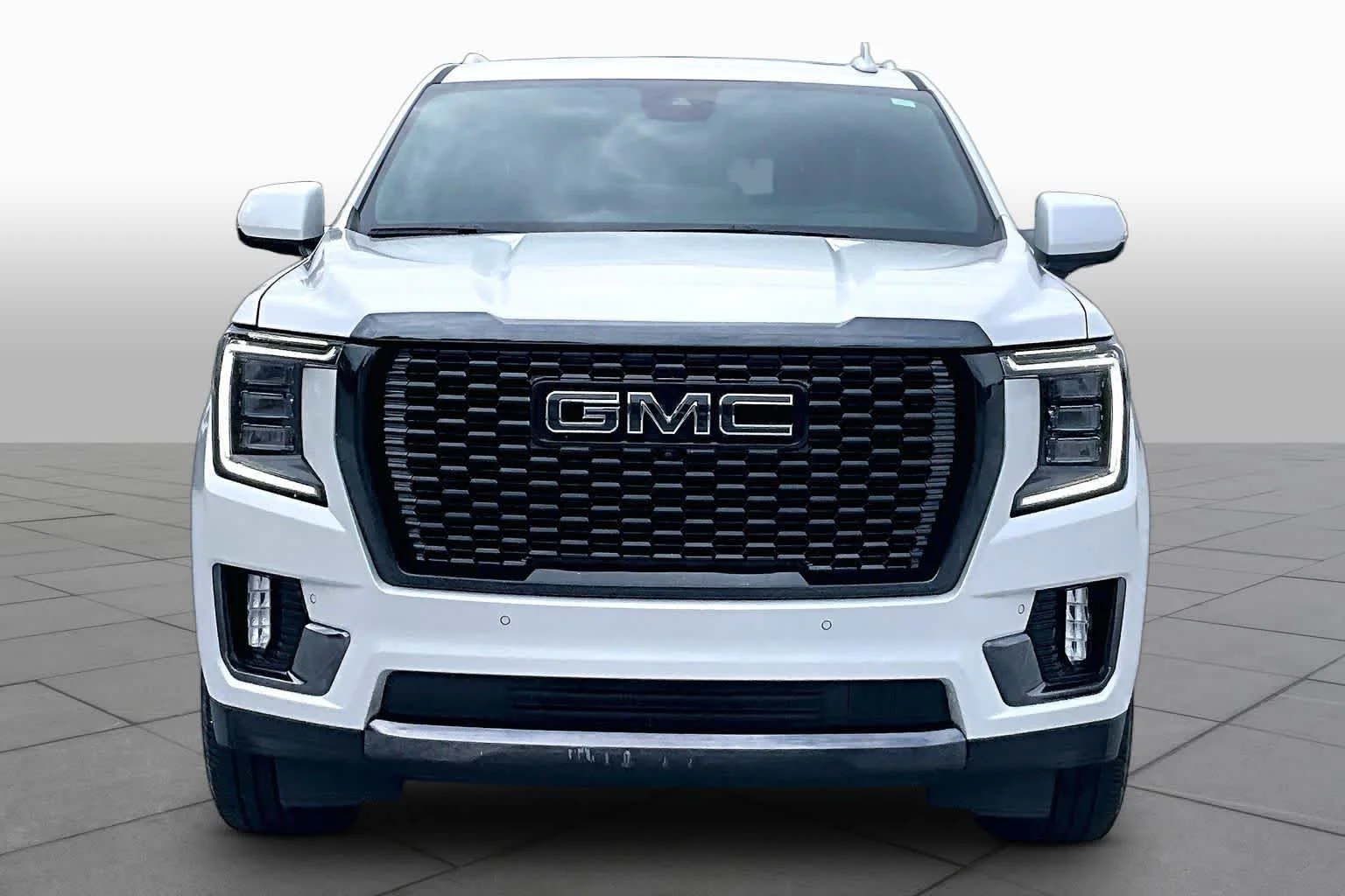 Used 2023 White Frost Tricoat GMC Denali Ultimate image 4
