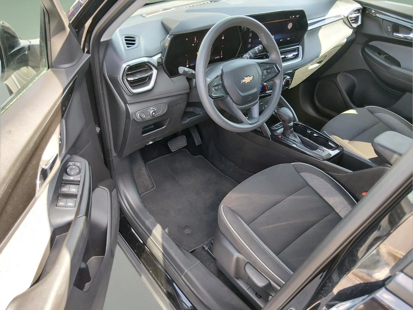Used 2025 Mosaic Black Metallic Chevrolet LT image 15