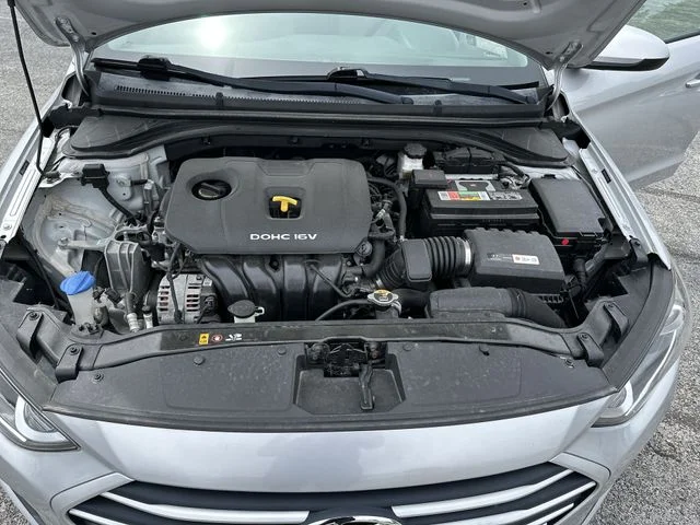Used 2018 Silver Hyundai SE image 19