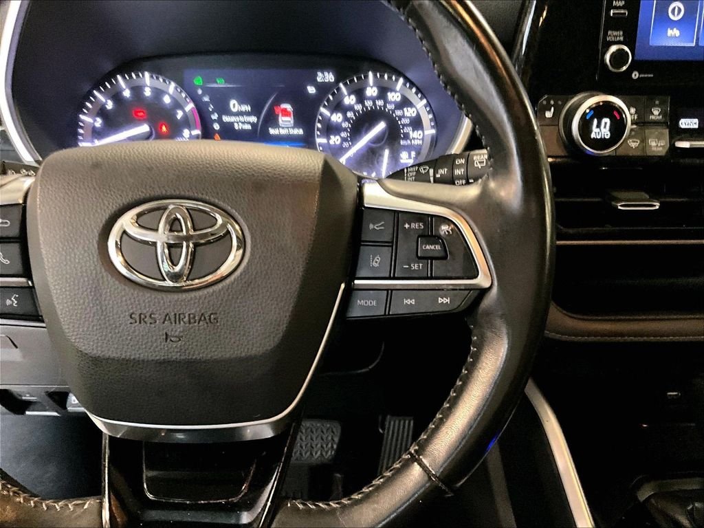 Used 2020  Toyota XLE image 25