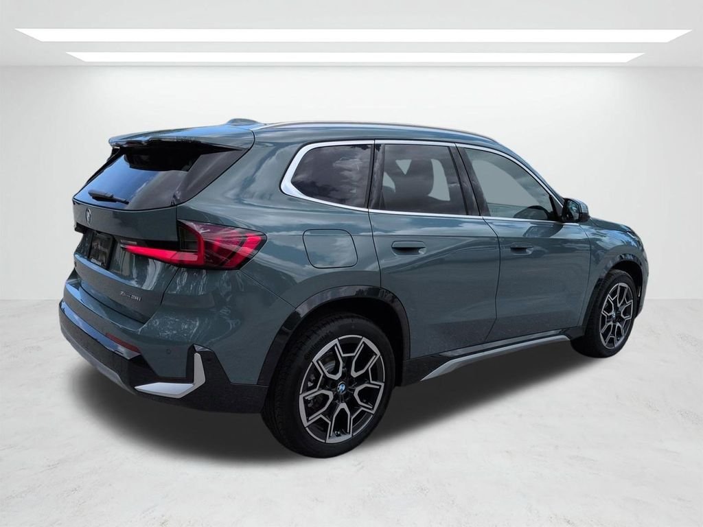New 2026 Cape York Green Metallic BMW xDrive28i image 4