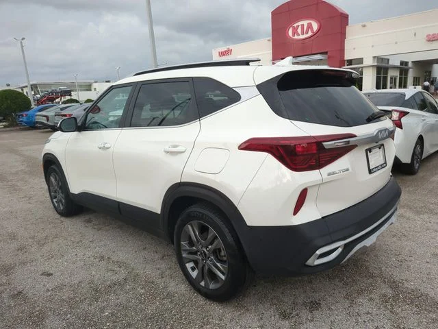 Used 2023 White Kia S image 3