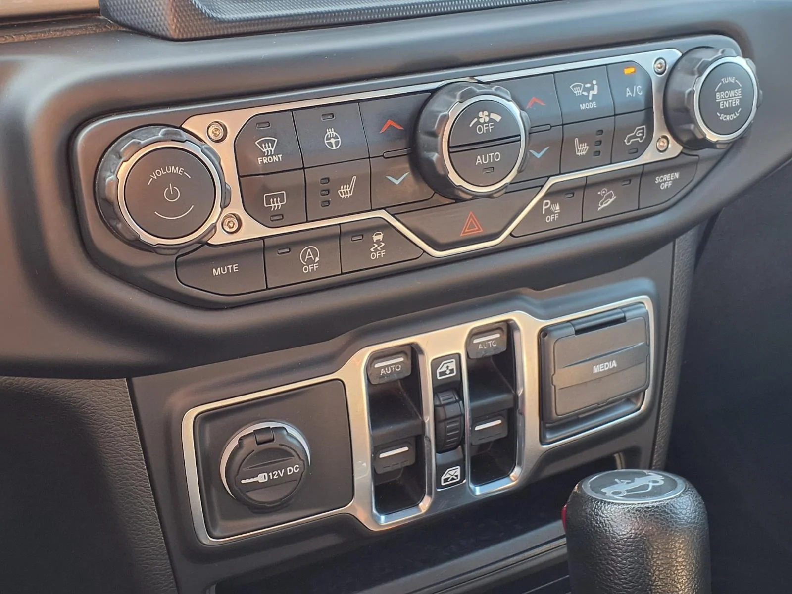 Used 2018 Ocean Blue Metallic Clearcoat Jeep Sahara image 10