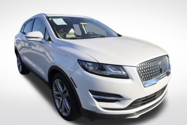 Used 2019 White Platinum Clearcoat Metallic Lincoln Reserve image 2