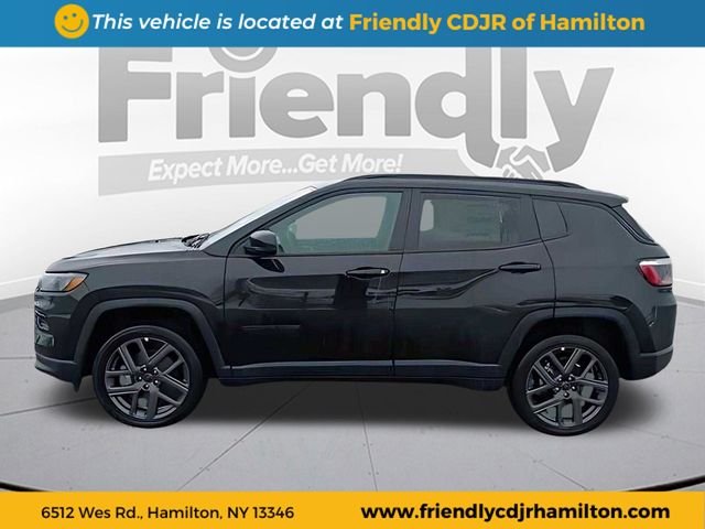 New 2026 Diamond Black Crystal Pearl-Coat Exterior Paint Jeep Limited image 2