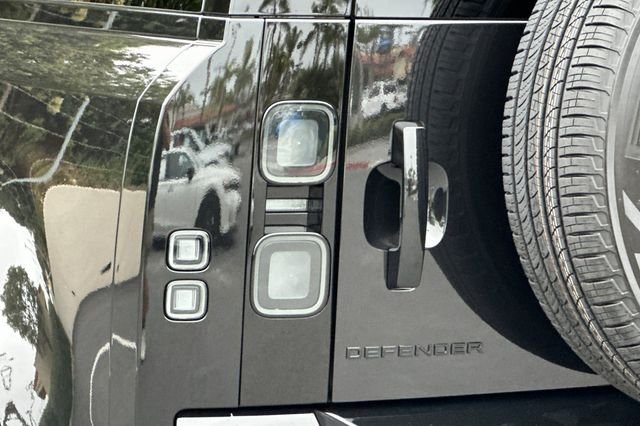 New 2026 Santorini Black Land Rover S image 25