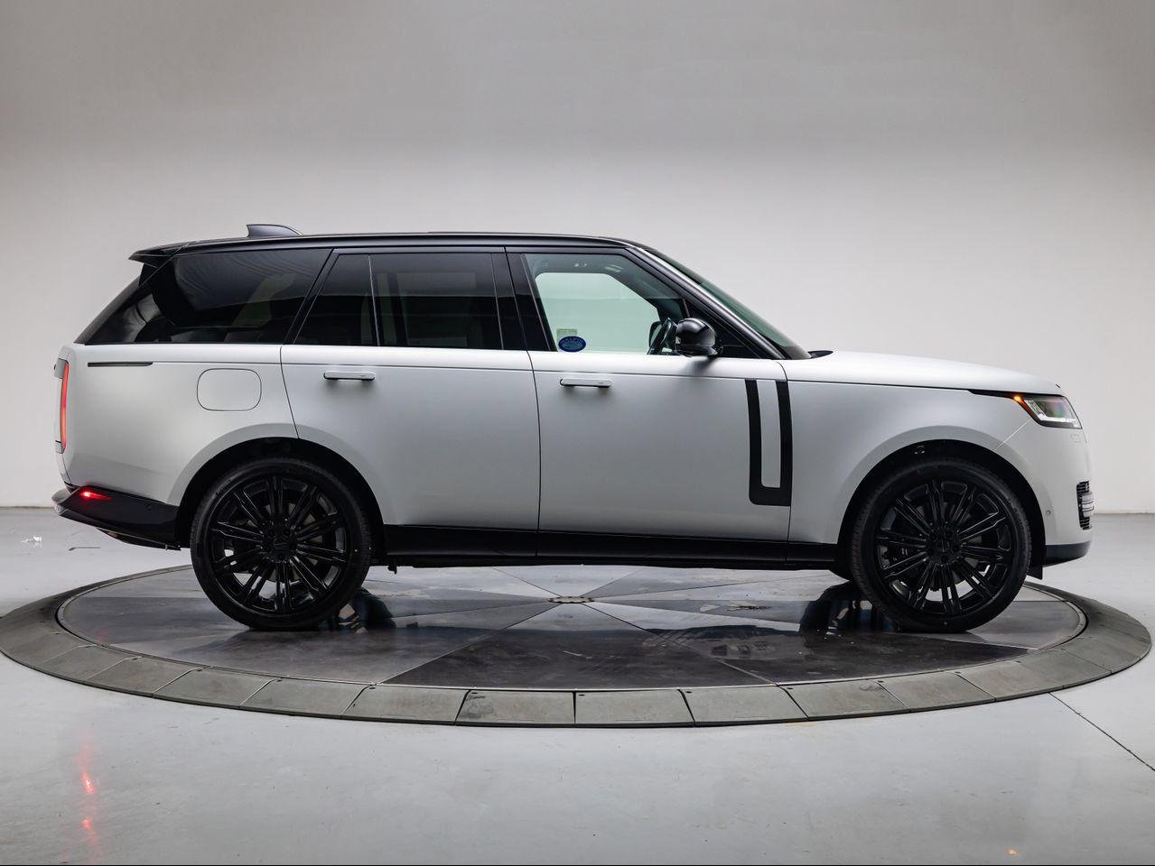 New 2026 Ethereal Frost Satin Land Rover P530 SE image 6