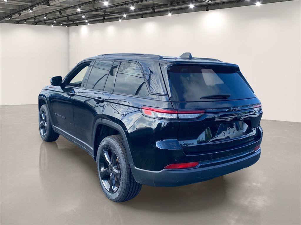 Used 2023 Diamond Black Crystal Pearlcoat Jeep Altitude image 5
