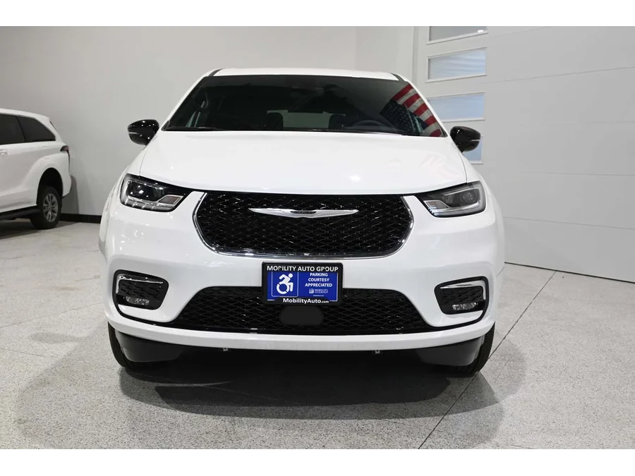 2024 Chrysler Pacifica Touring - Photo 4