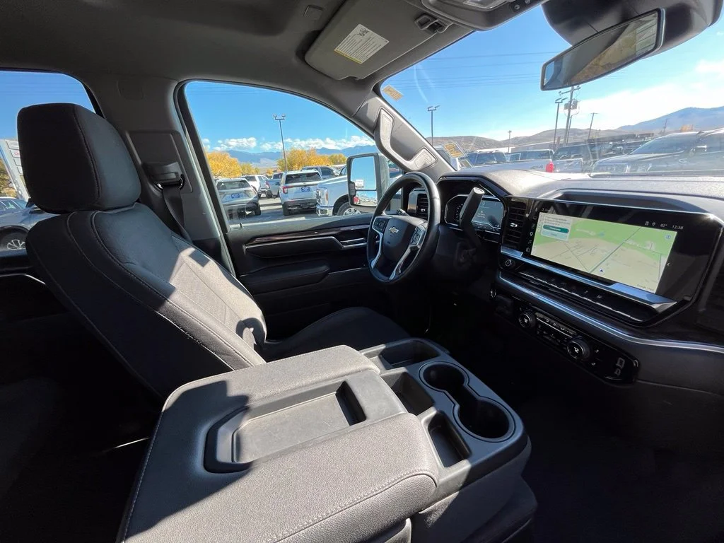 Used 2025 Summit White Chevrolet LT image 21