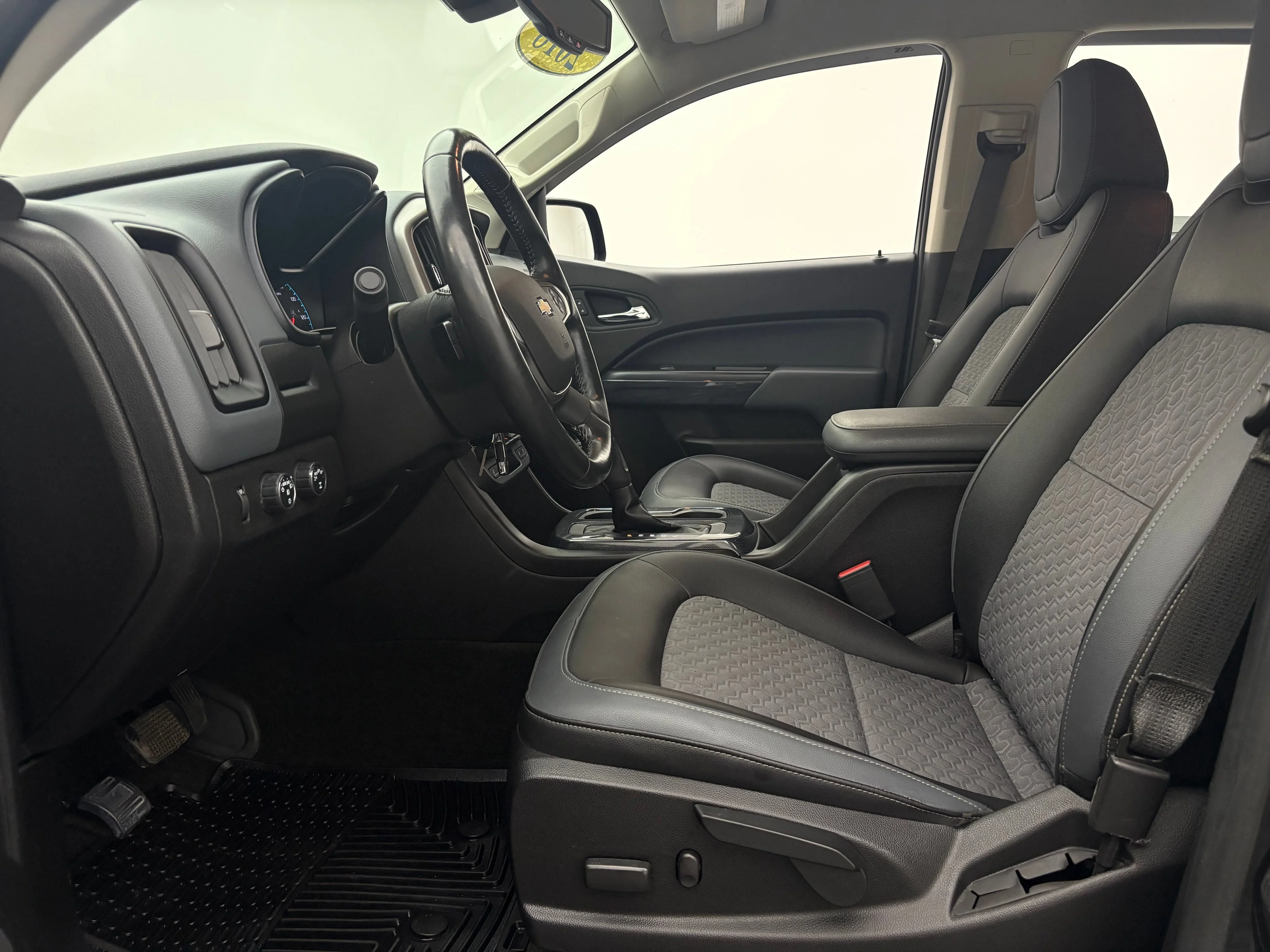 Used 2018 BLACK Chevrolet 4WD Z71 image 17