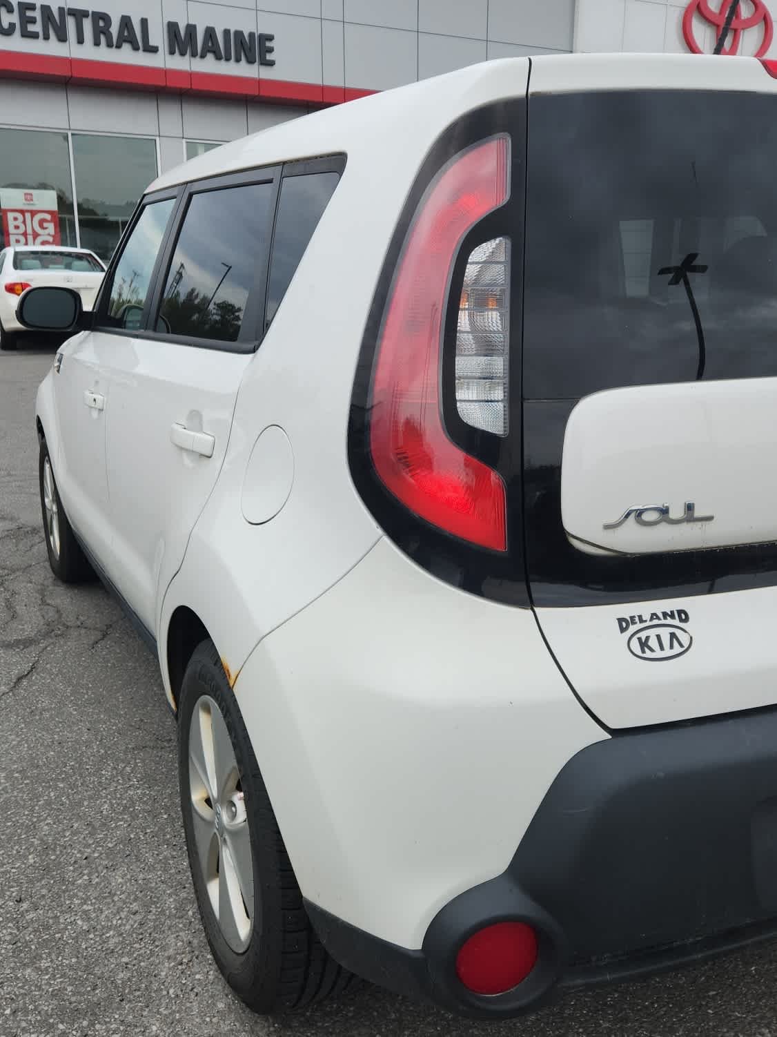 Used 2014 Clear White Kia Base image 4