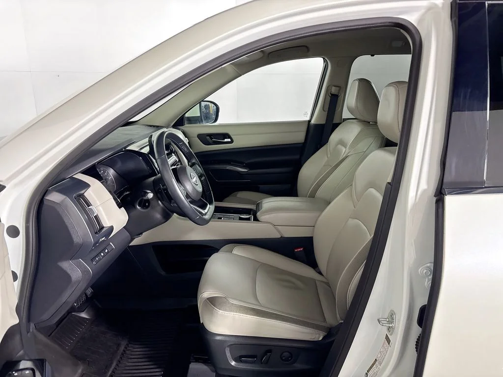 Used 2023 White Nissan SL image 11