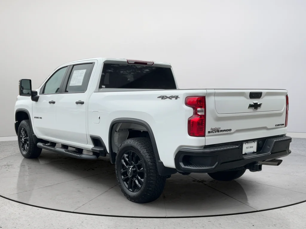 Used 2025 White Chevrolet Custom image 9