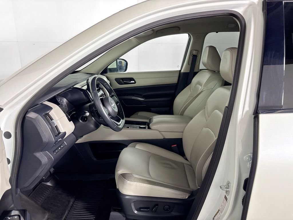 Used 2023 White Nissan SL image 11