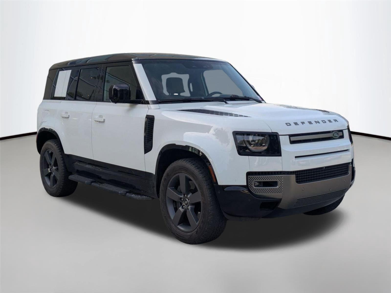 Used 2025 Fuji White Land Rover X-Dynamic SE image 3