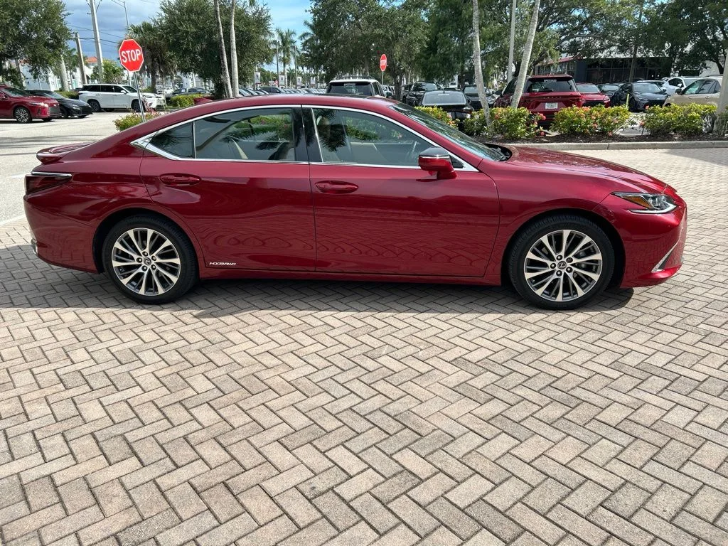 Used 2019 Red Lexus 300h image 2