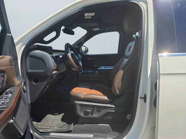 Used 2025  Ford King Ranch image 9