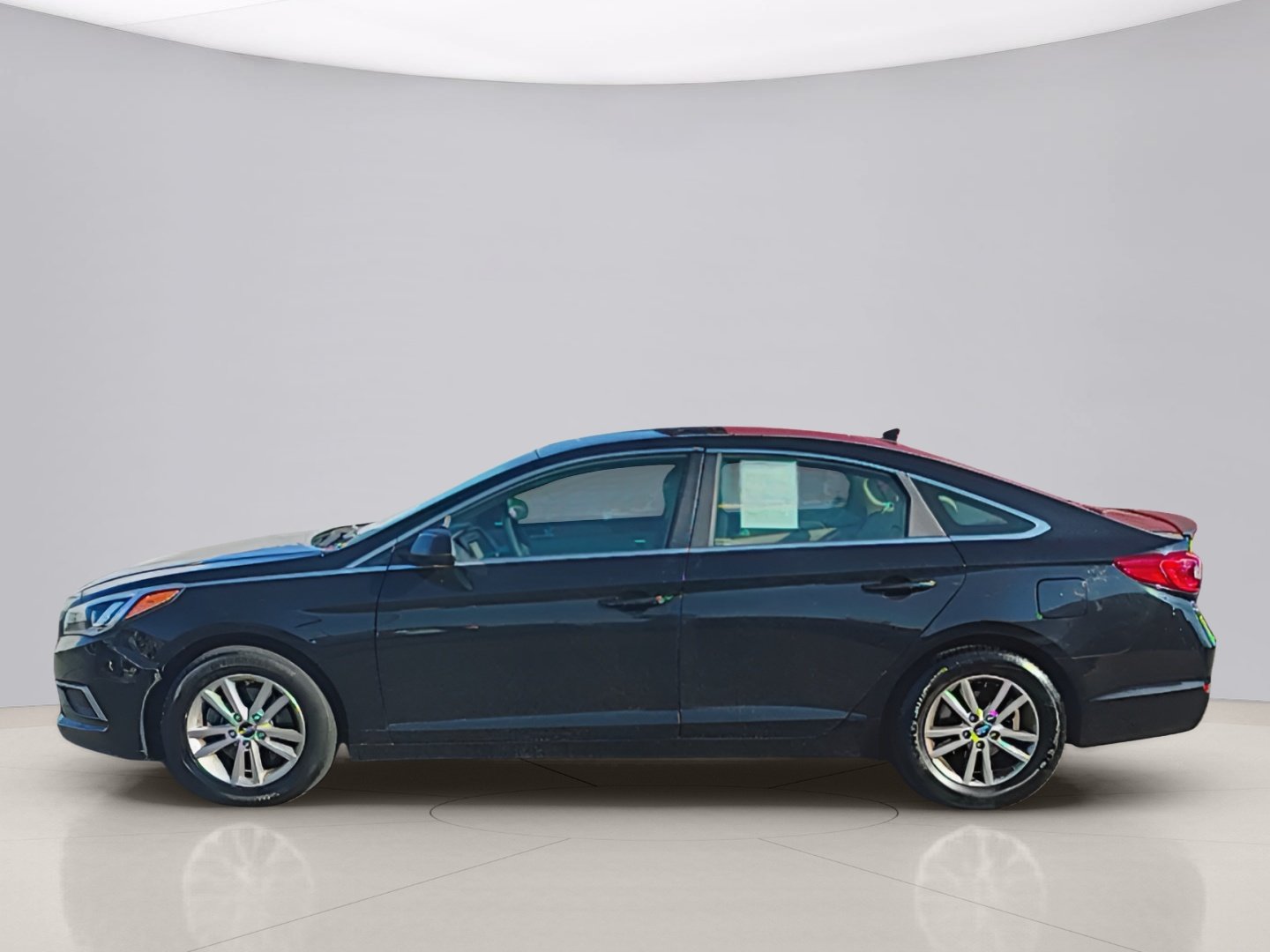 Used 2016 Black Hyundai SE image 8