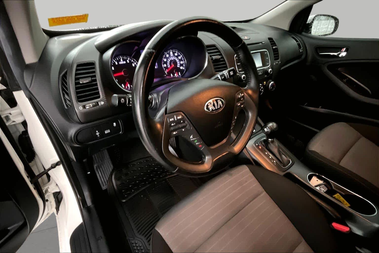 Used 2016 Snow White Pearl Kia EX image 6